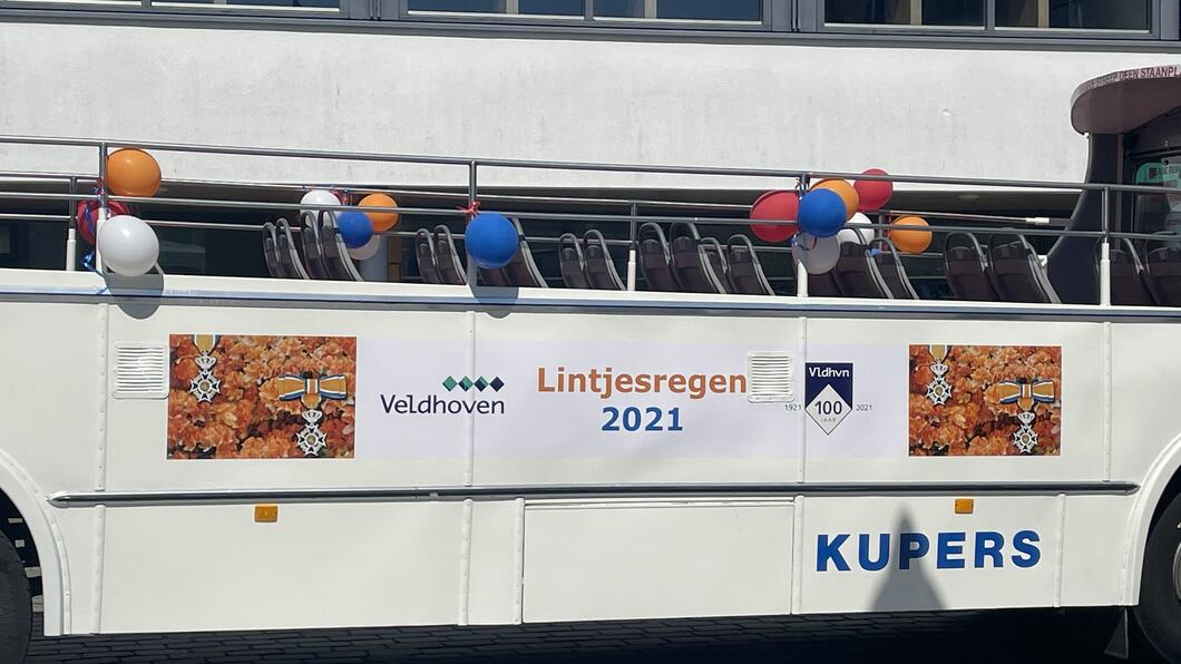 Bus waarmee de lintjes in Veldhoven werden uitgereikt